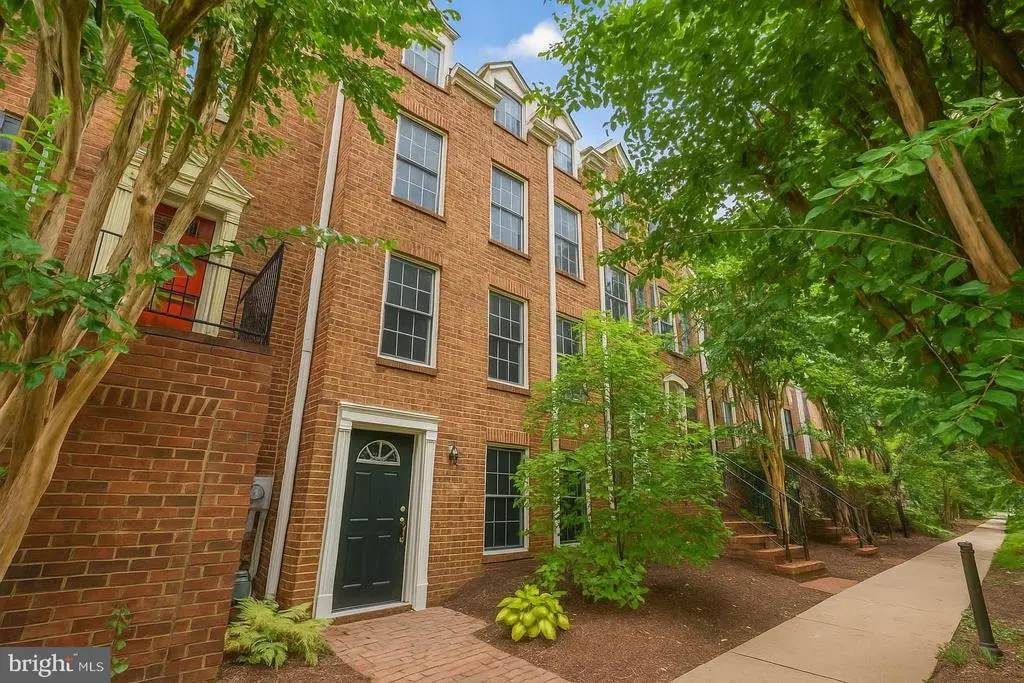 2319 N Greenbrier Ct N, Arlington