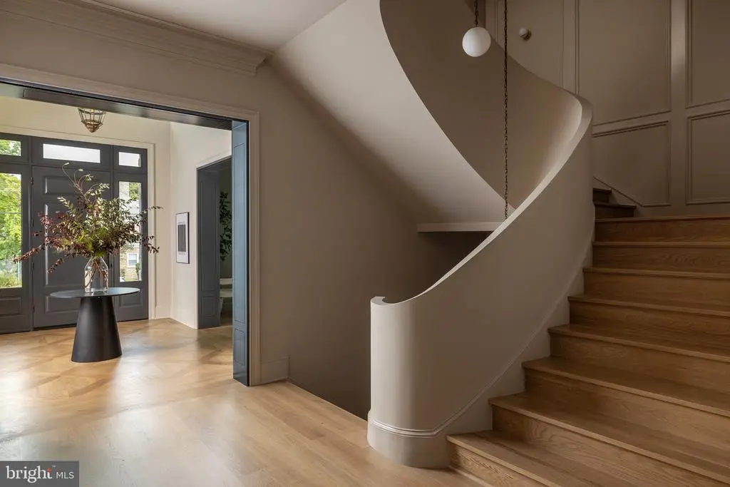 2934 Ellicott Ter Nw, WASHINGTON