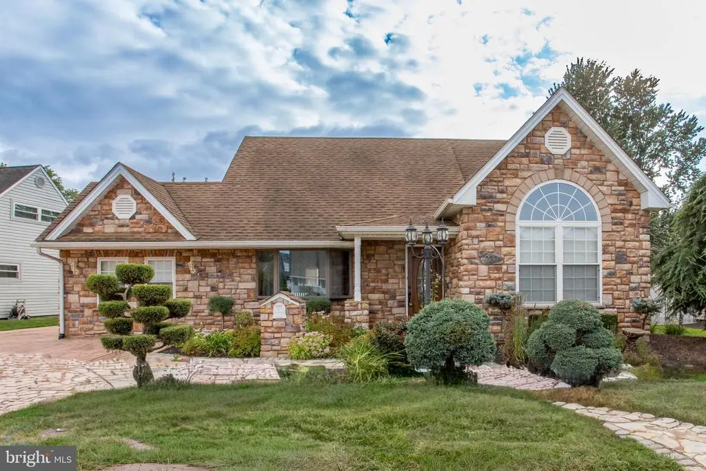 23 Misty Pine Rd, LEVITTOWN