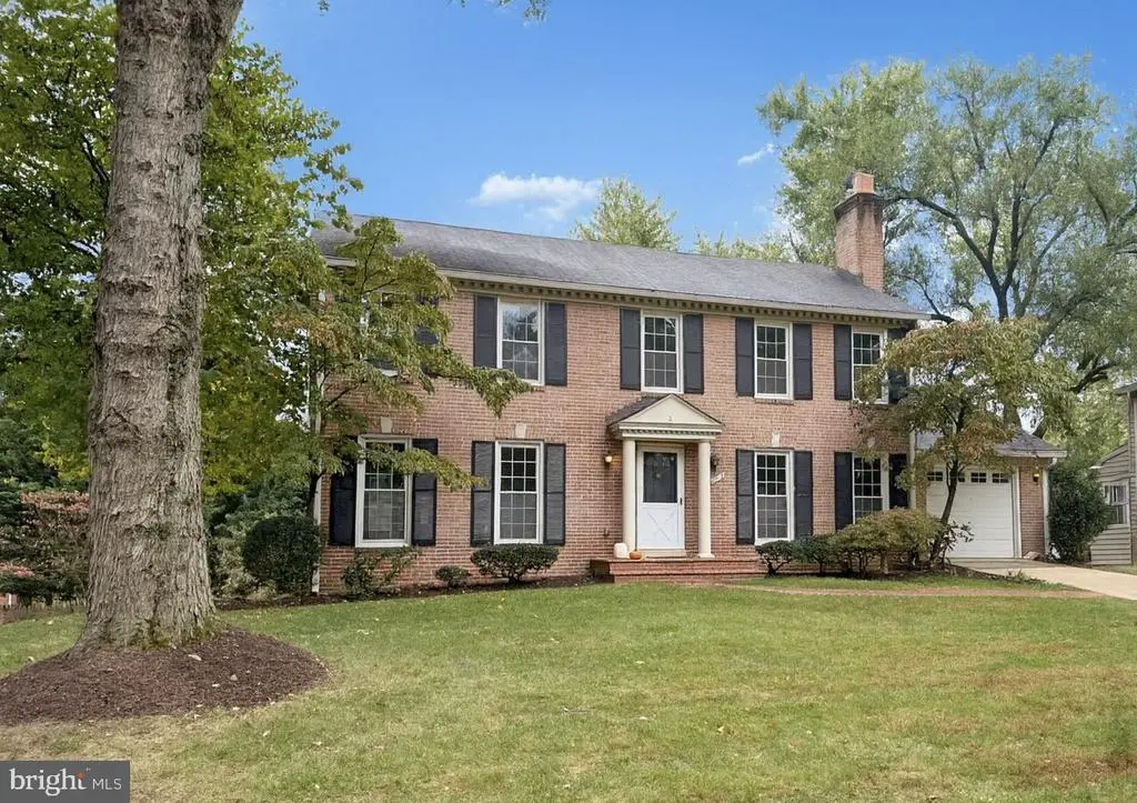 10512 Farnham Dr, BETHESDA