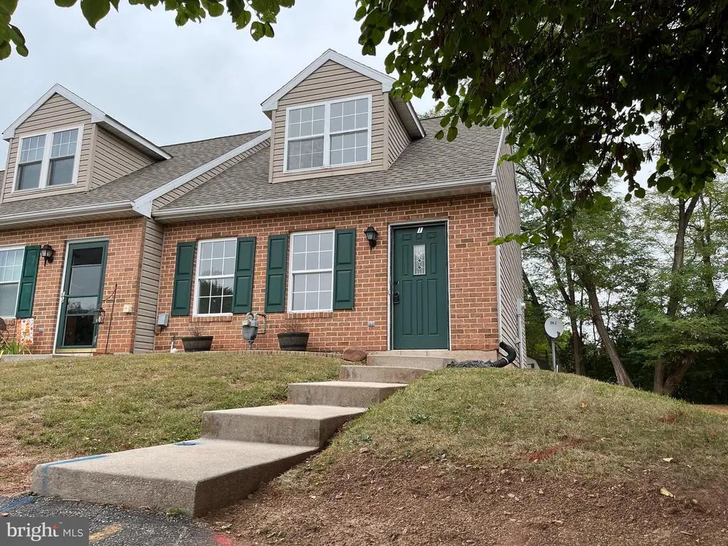 1 Oxford Ct, NEW OXFORD