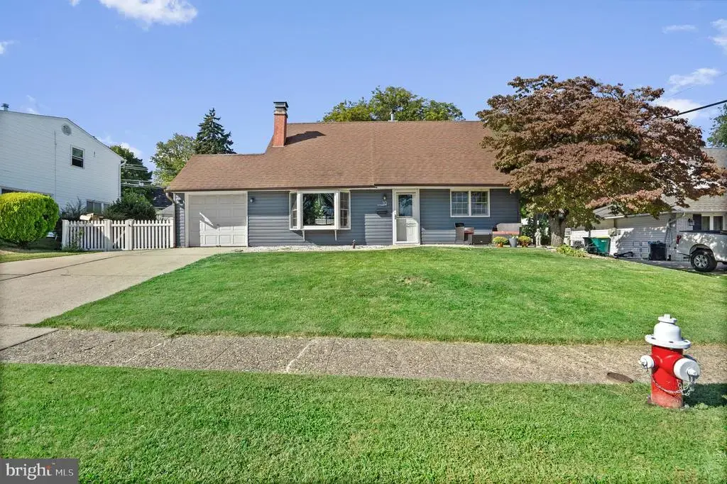 10 Thistle Rd, LEVITTOWN