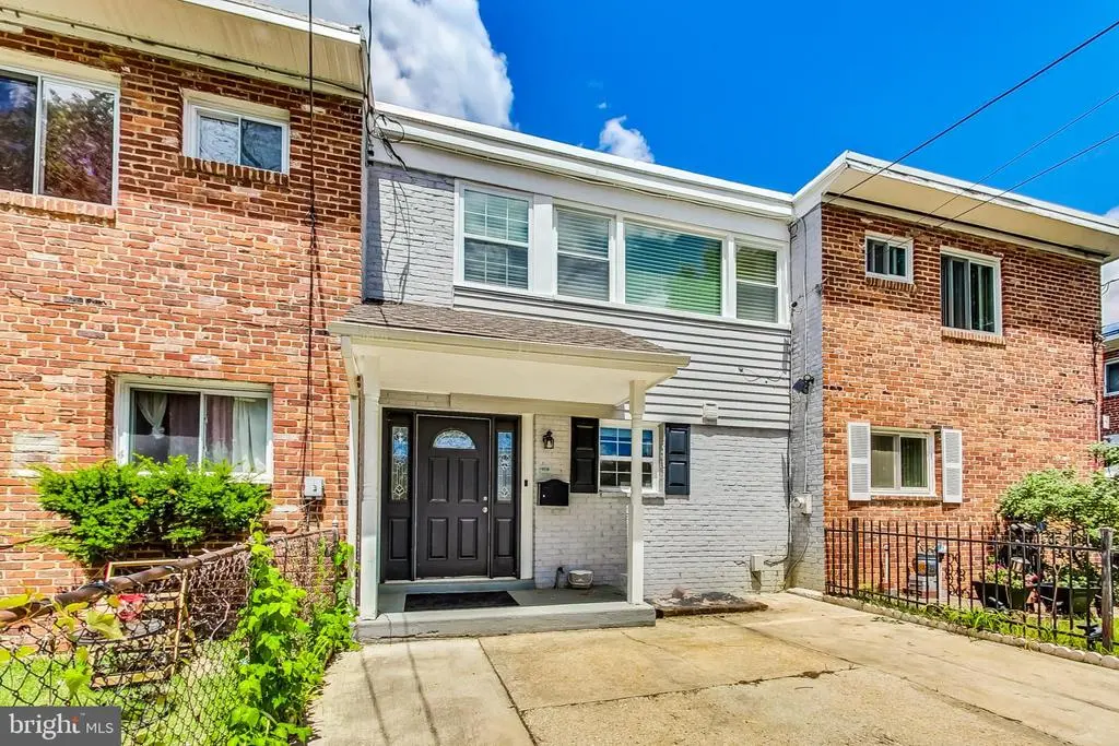 908 E Meadows Ct, Oxon Hill