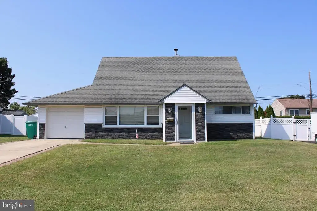 23 Crystal Pl, LEVITTOWN