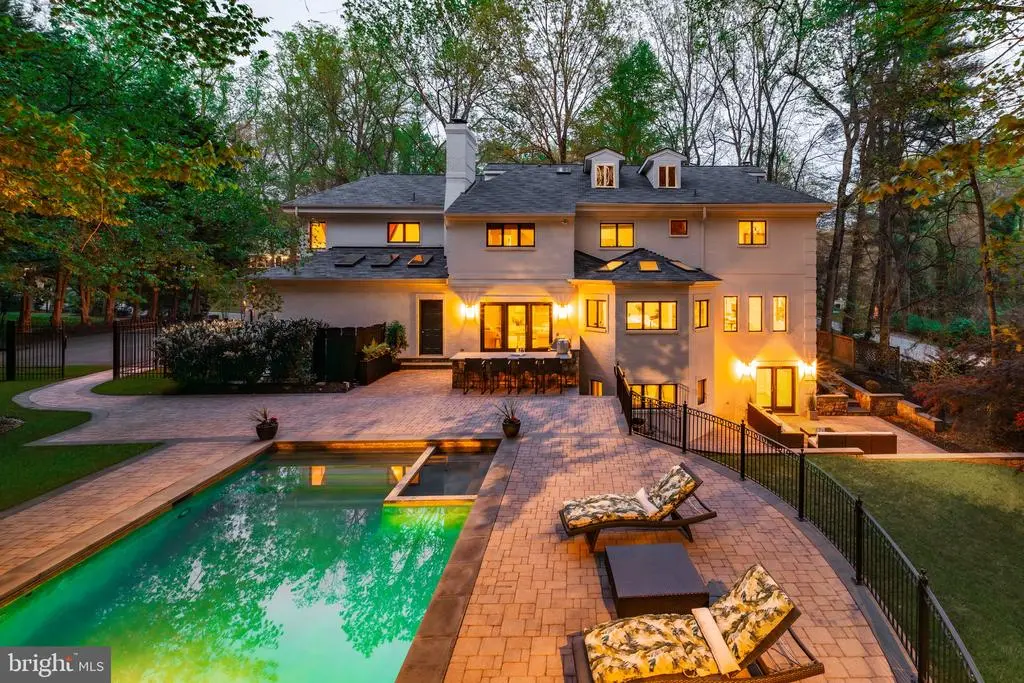 9200 Hollyoak Dr, BETHESDA