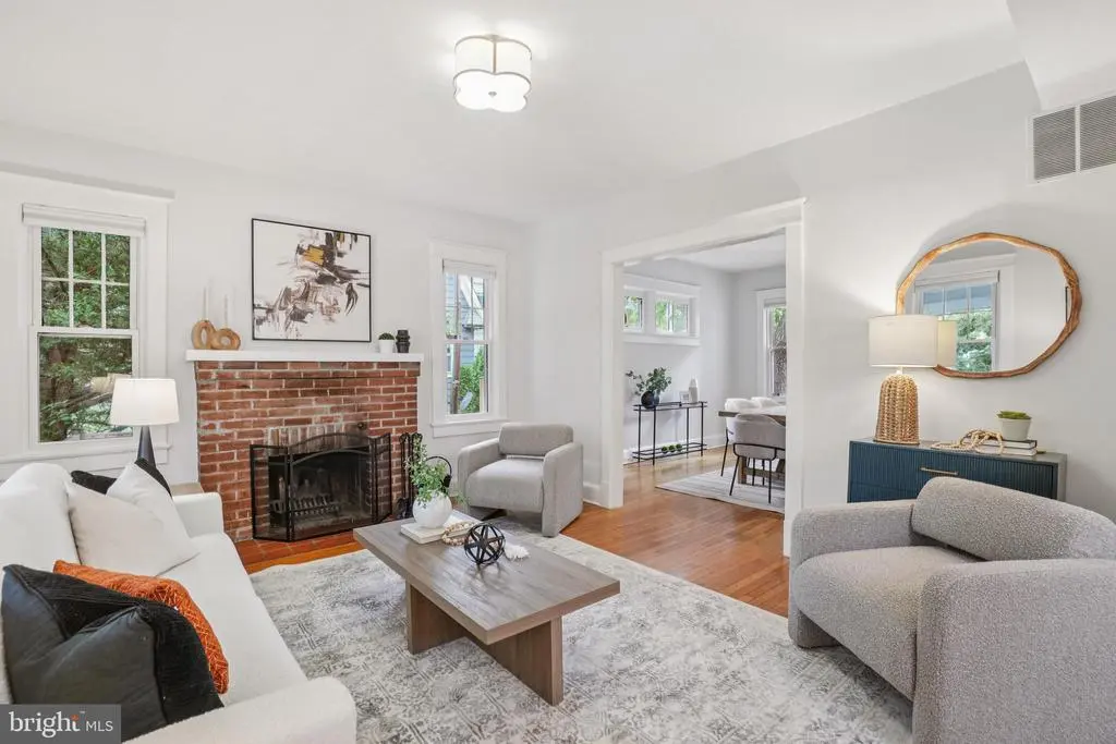 2439 Monroe St Ne, WASHINGTON