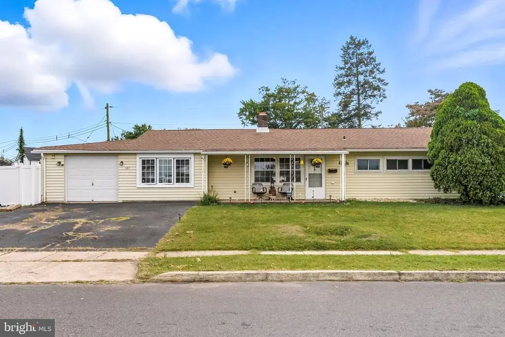 167 Farmbrook Dr, LEVITTOWN