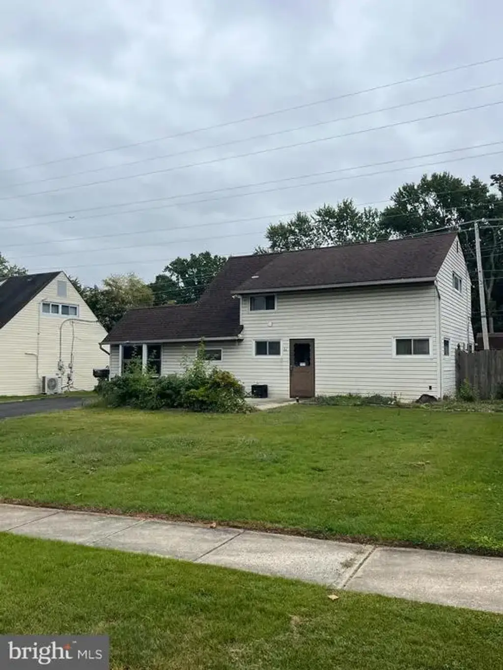 64 Ruby Ln, LEVITTOWN