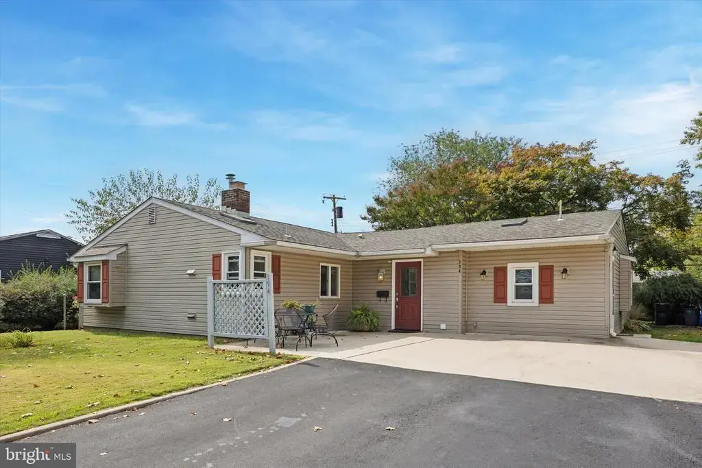 194 Willow Dr, LEVITTOWN
