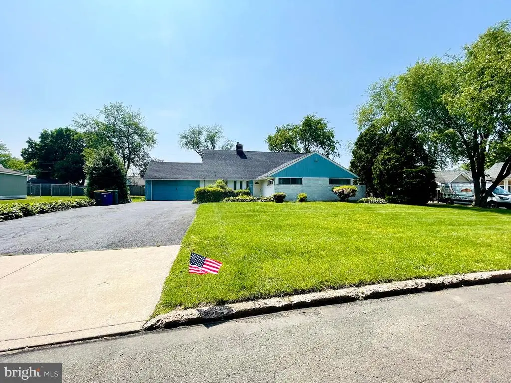 51 Seckelpear Rd, LEVITTOWN