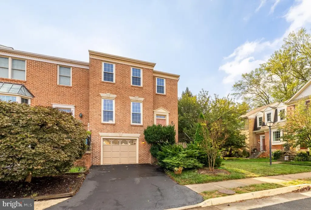 12323 Fox Lake Ct, FAIRFAX