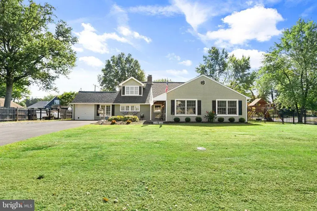88 Forsythia Dr N, LEVITTOWN