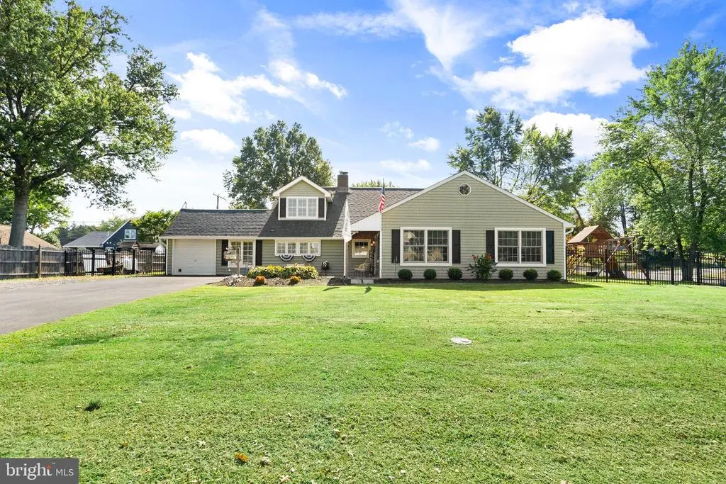 88 Forsythia Dr N, LEVITTOWN