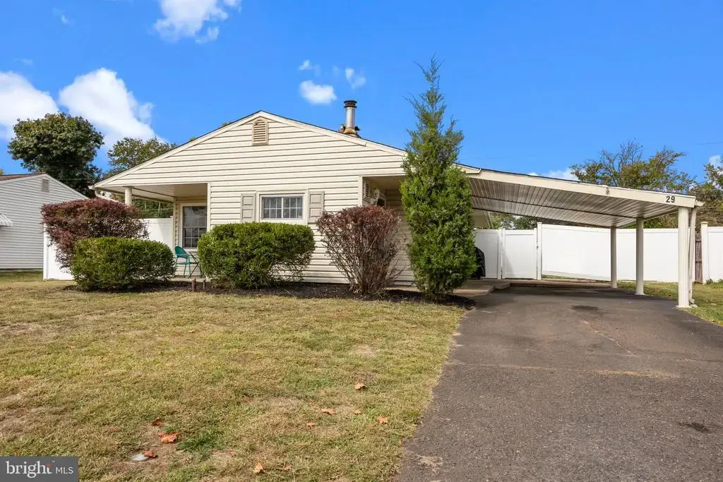 29 Ember Ln, LEVITTOWN