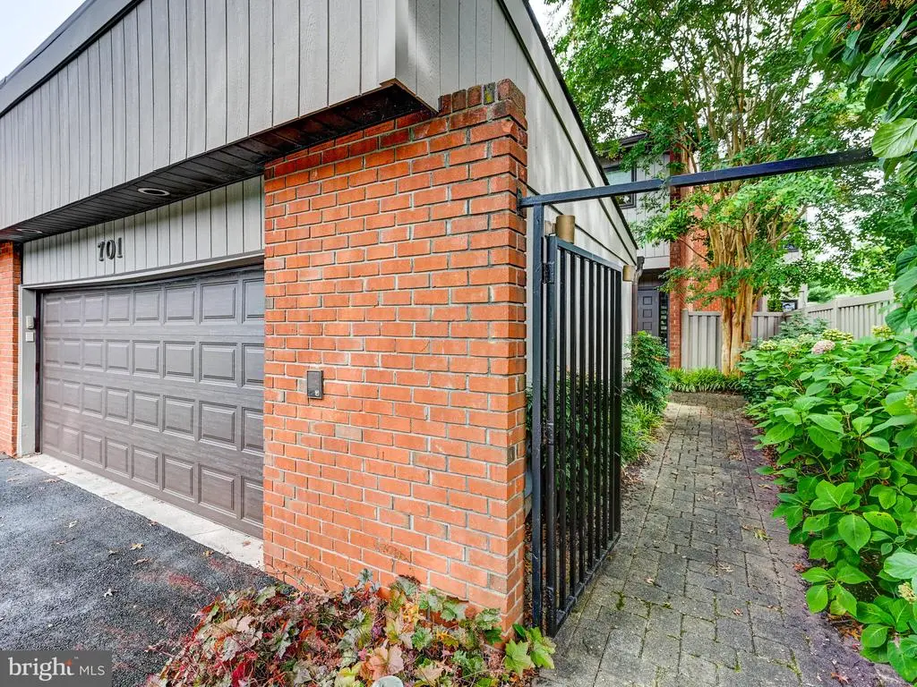 701 Old Crossing Dr, Baltimore