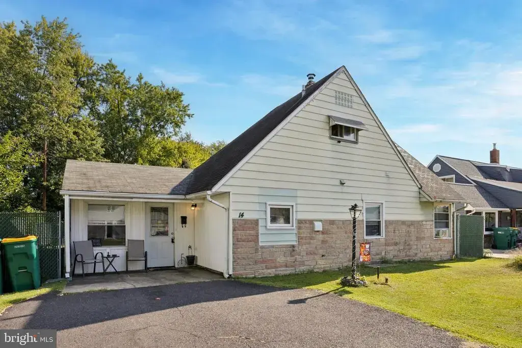 14 Neptune Ln, LEVITTOWN