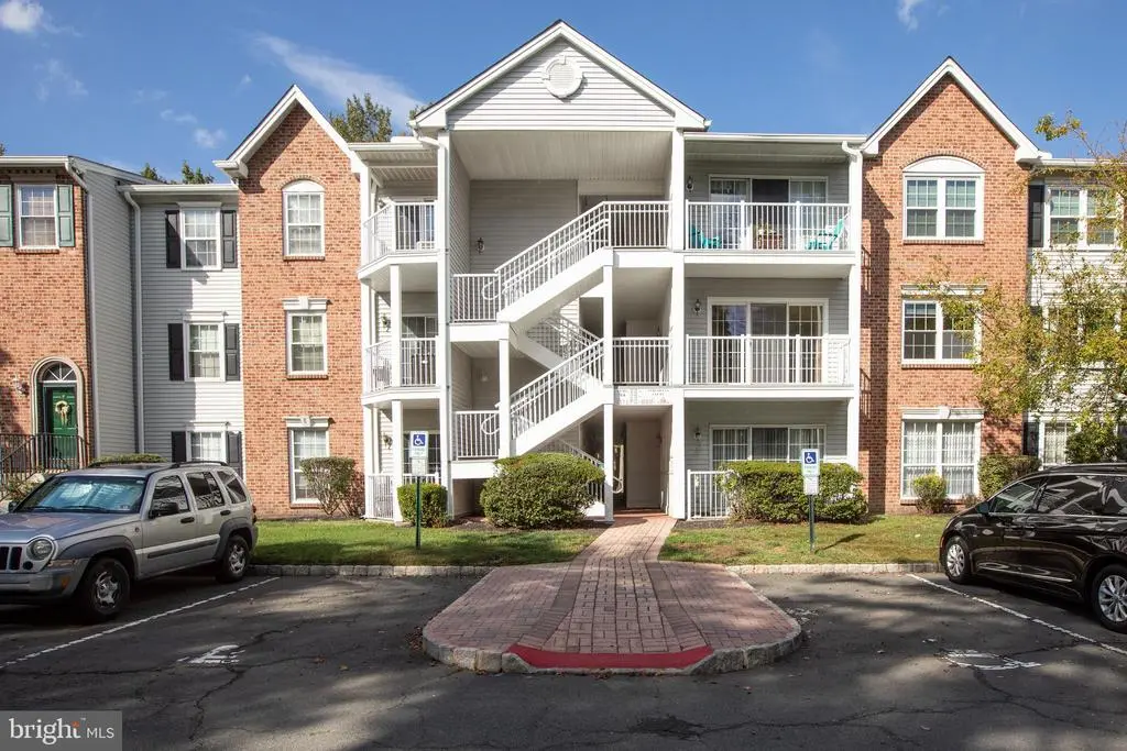 15 Versailles Ct, HAMILTON