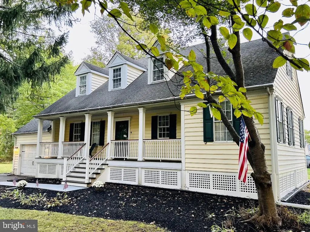 212 Apple St, LEVITTOWN