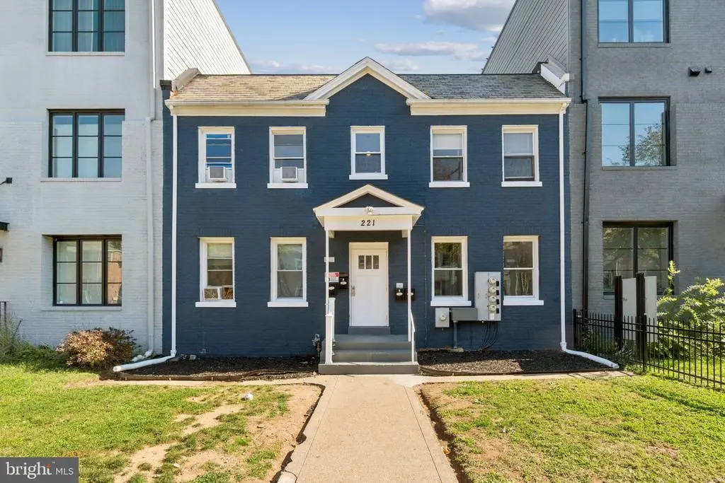 221 20th St Ne, WASHINGTON