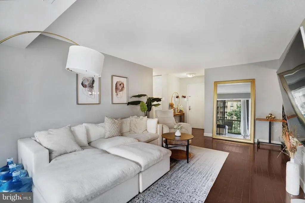 4500 S Four Mile Run Dr #407, ARLINGTON