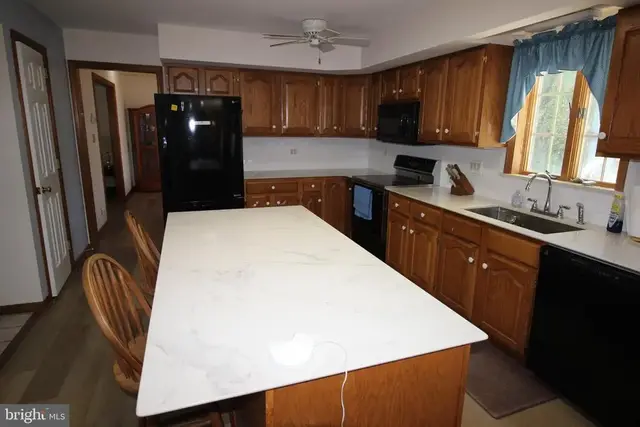 4101 Club House Dr, Mechanicsburg