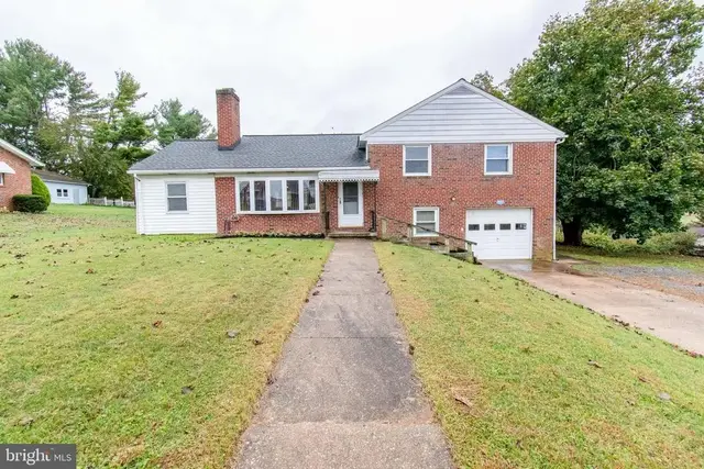 3911 Sunset Dr, Hampstead
