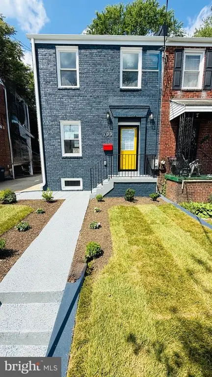 709 Adrian St Se, WASHINGTON