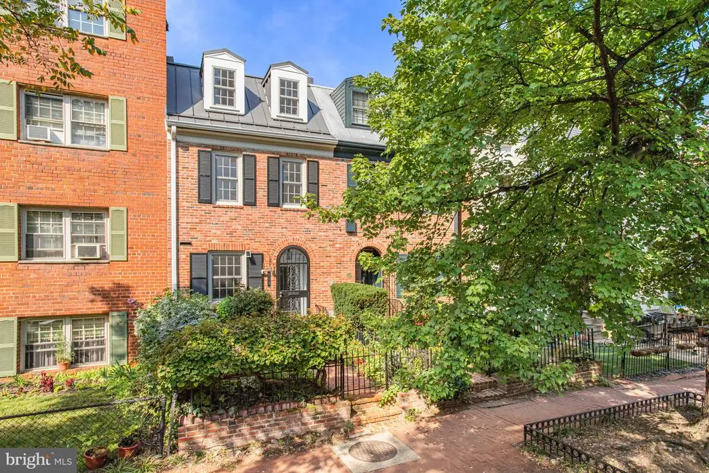 213 9th St Se, WASHINGTON