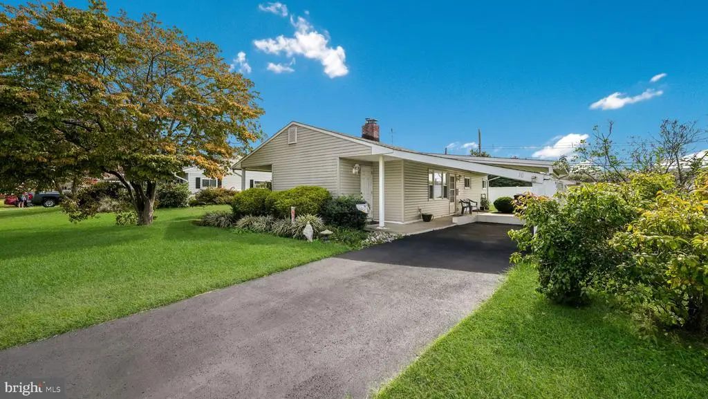 10 Serpentine Ln, Levittown