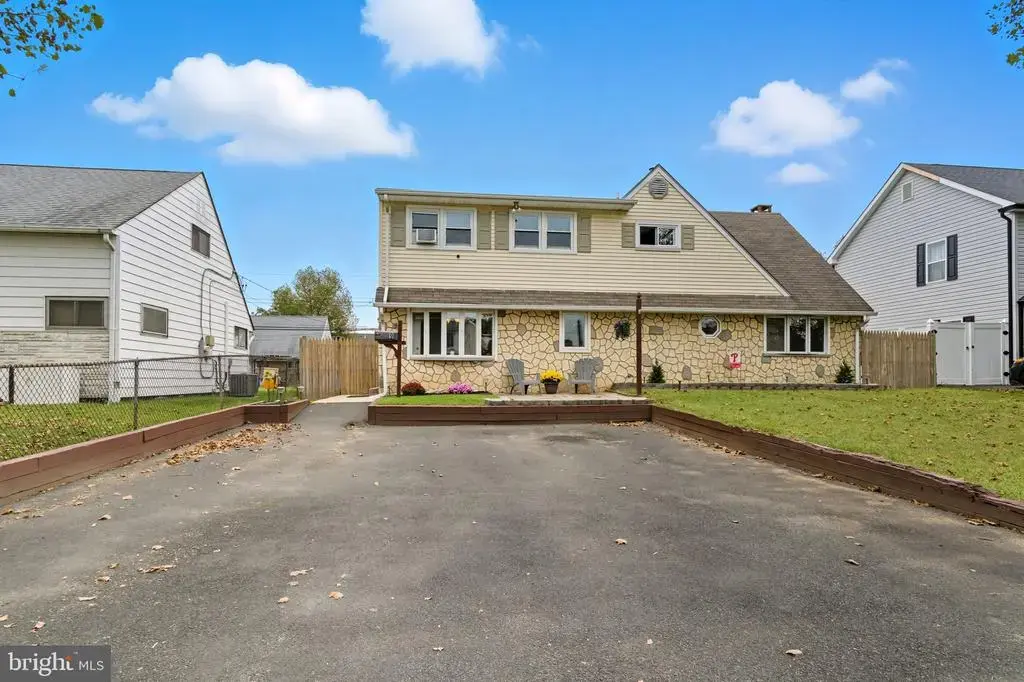 9 Newberry Ln, LEVITTOWN