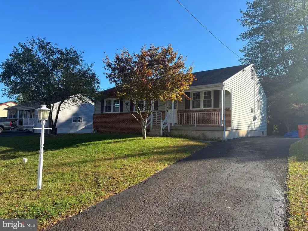 1127 Oak Leaf Ln, WARMINSTER