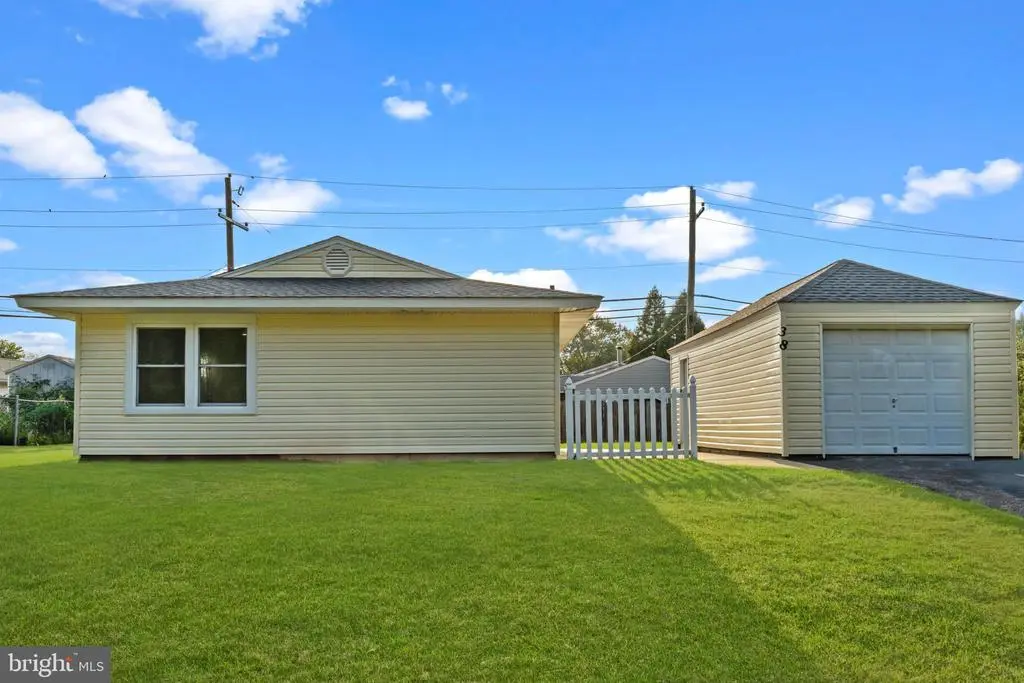 38 Indian Creek Dr, LEVITTOWN