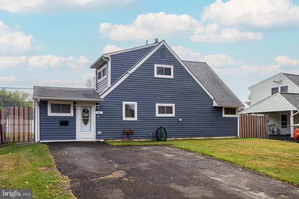 23 Crabtree Dr, LEVITTOWN
