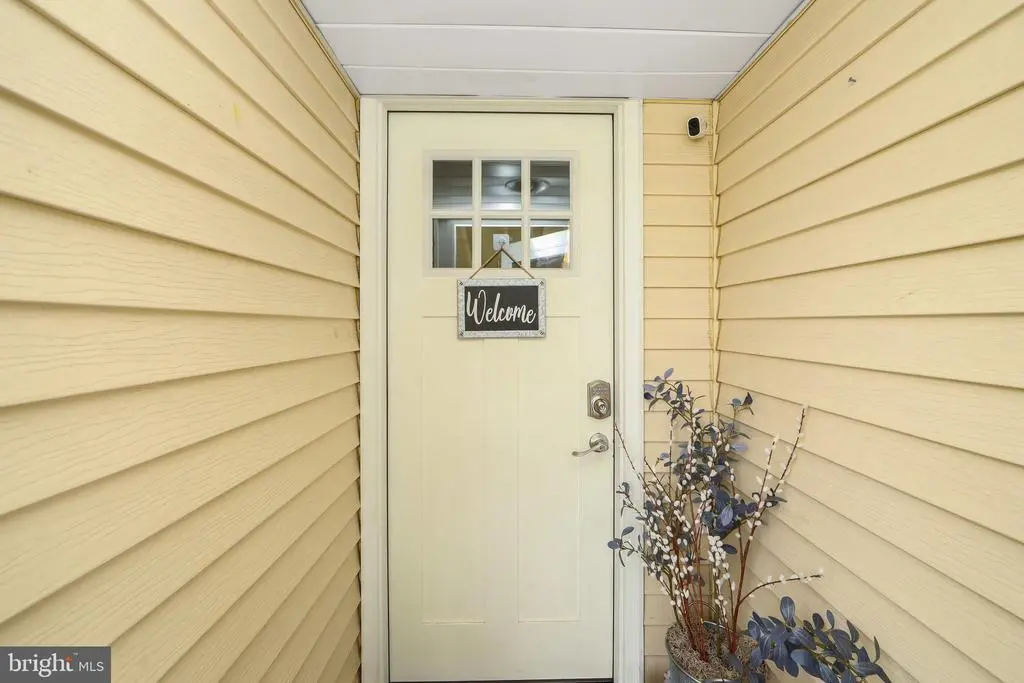 24 Grapevine Rd, LEVITTOWN