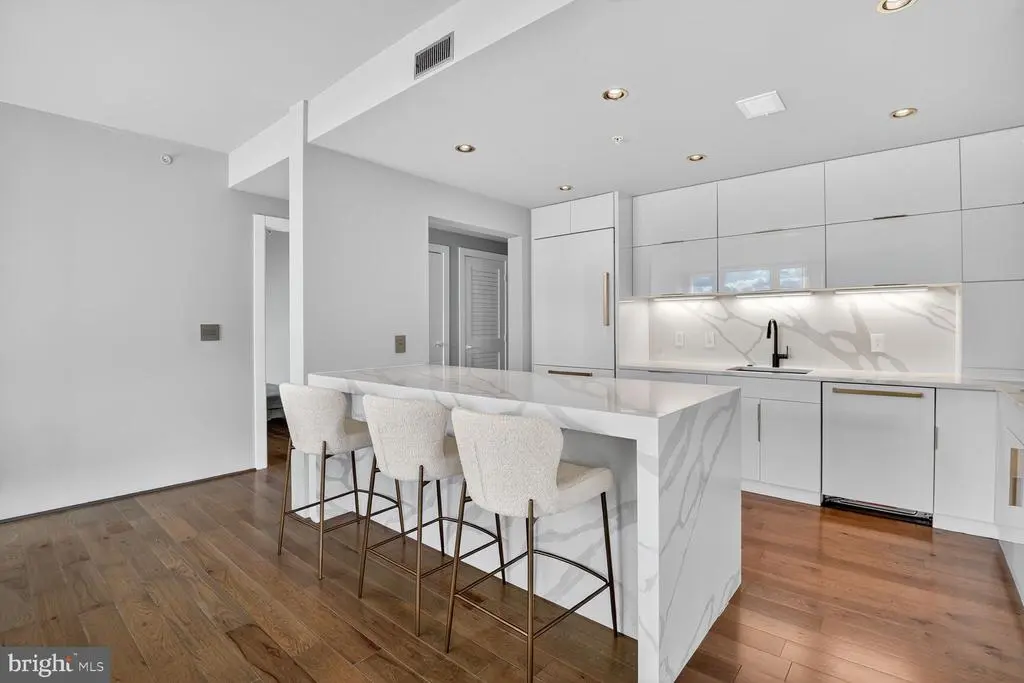 8220 Crestwood Heights Dr #712, Mclean