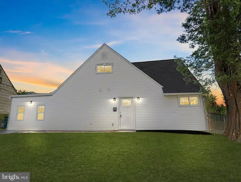 28 Rainbow Ln, LEVITTOWN