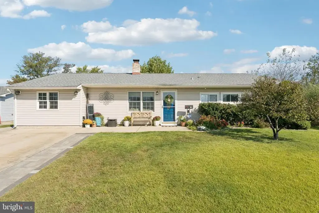 11 Stream Ln, LEVITTOWN