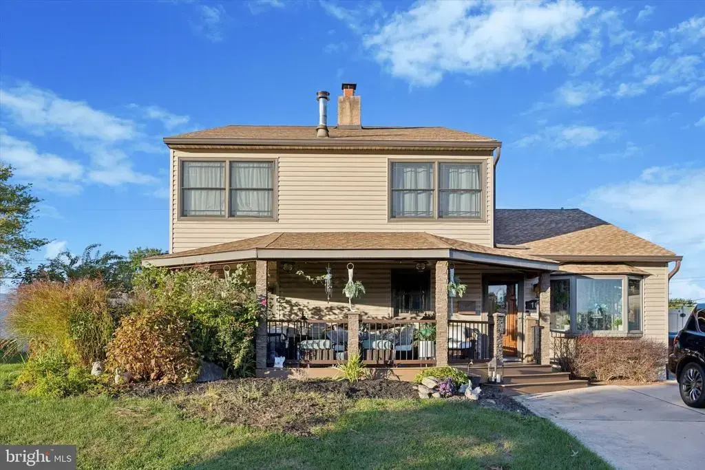 10 Black Pine Ln, LEVITTOWN