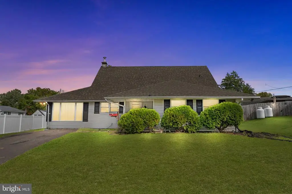 5 Harp Rd, LEVITTOWN