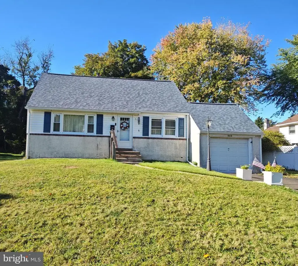 909 Carlin Dr, SOUTHAMPTON