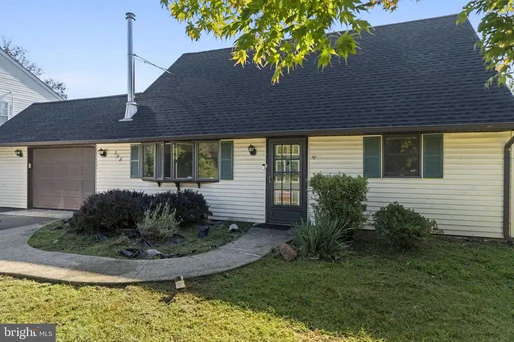 298 Mill Dr, LEVITTOWN