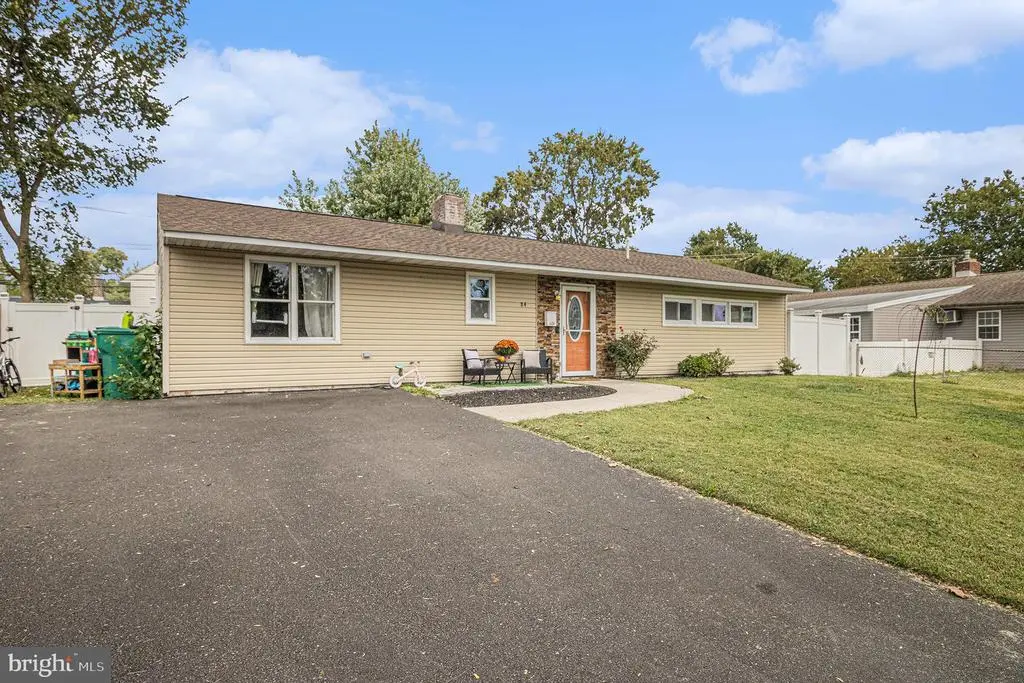 84 Daffodil Ln, LEVITTOWN