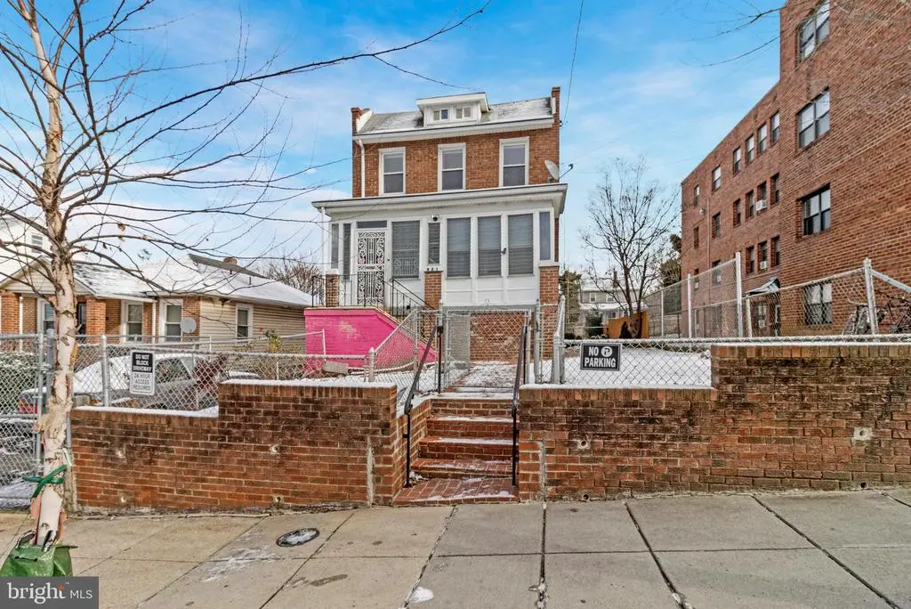 921 48th St Ne, WASHINGTON