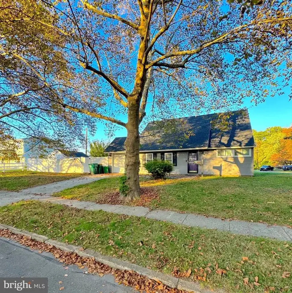 2 Kentucky Ln, LEVITTOWN