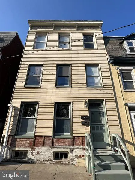 138 S Queen St #3, York