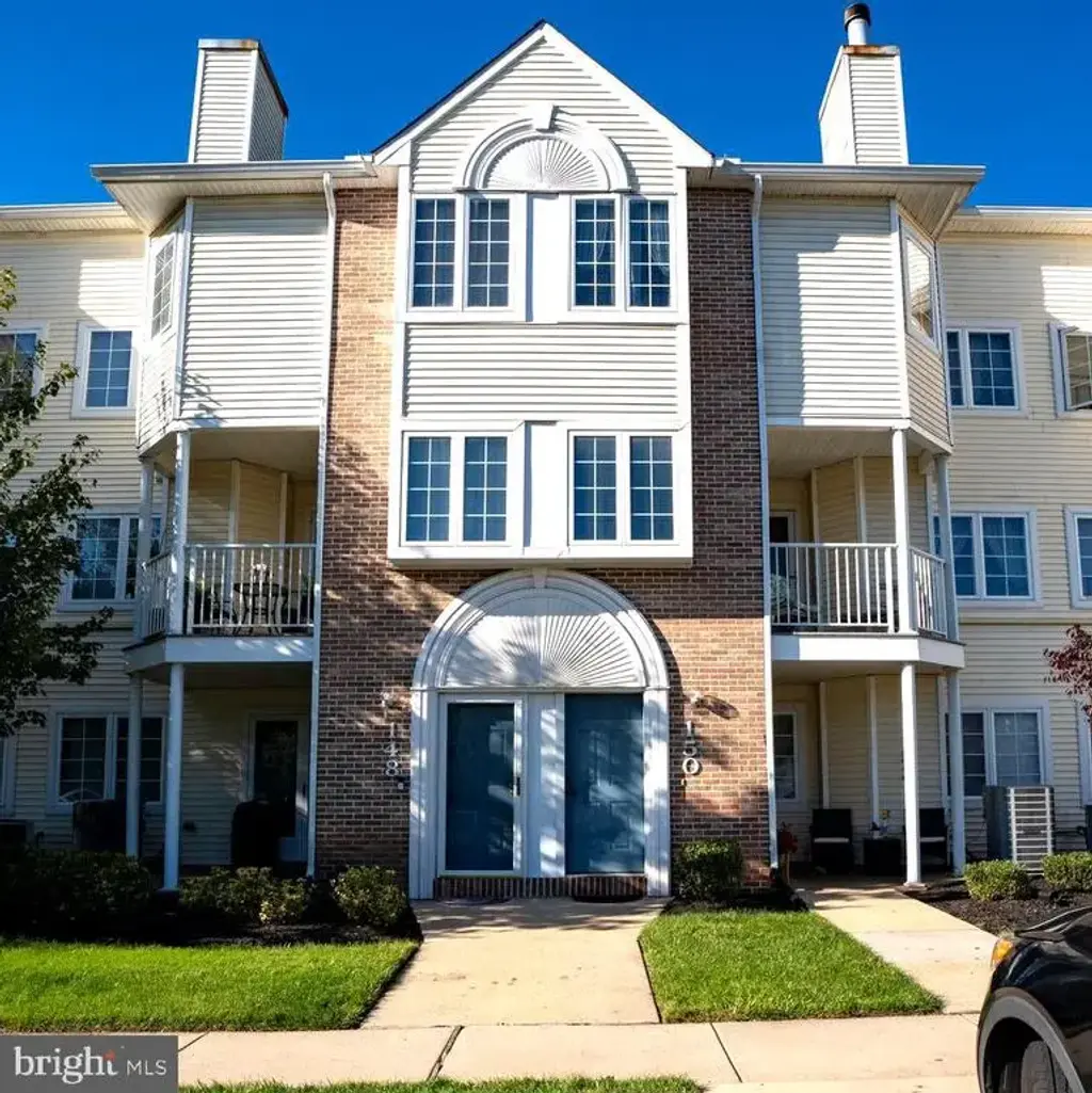 150 Naomi Ct, LEVITTOWN
