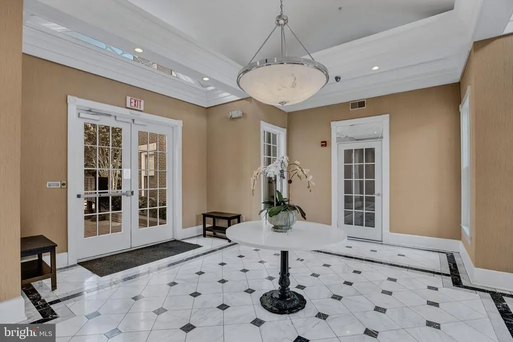 910 Powhatan St #104n, ALEXANDRIA