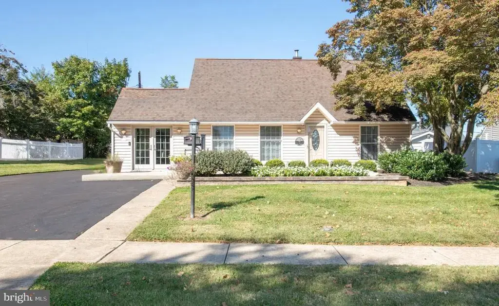 7 Canal Rd, LEVITTOWN