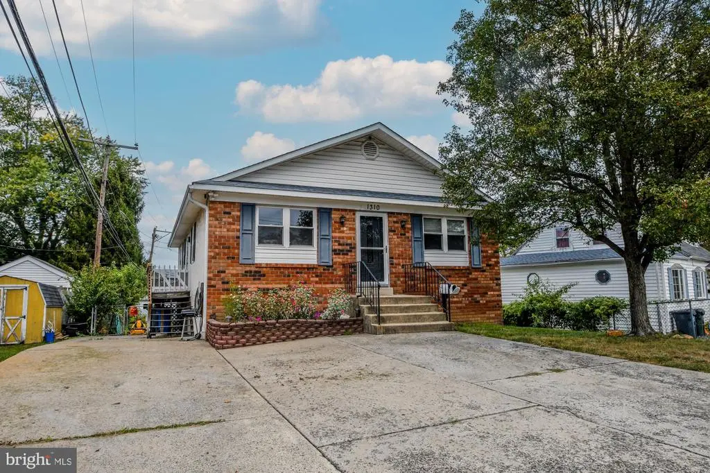 1310 East Ave, ROSLYN