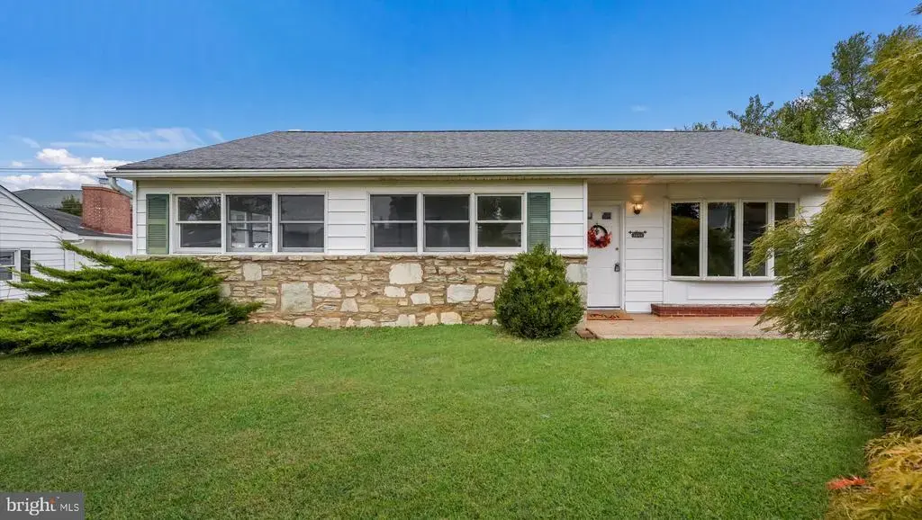 1244 Hiview Dr, SOUTHAMPTON